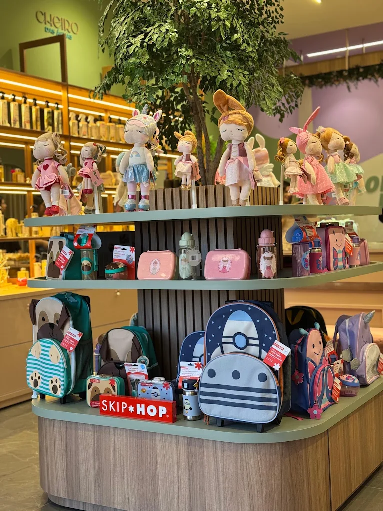 Mochilas, bonecas e acessórios infantis expostos na Mon Mine!
