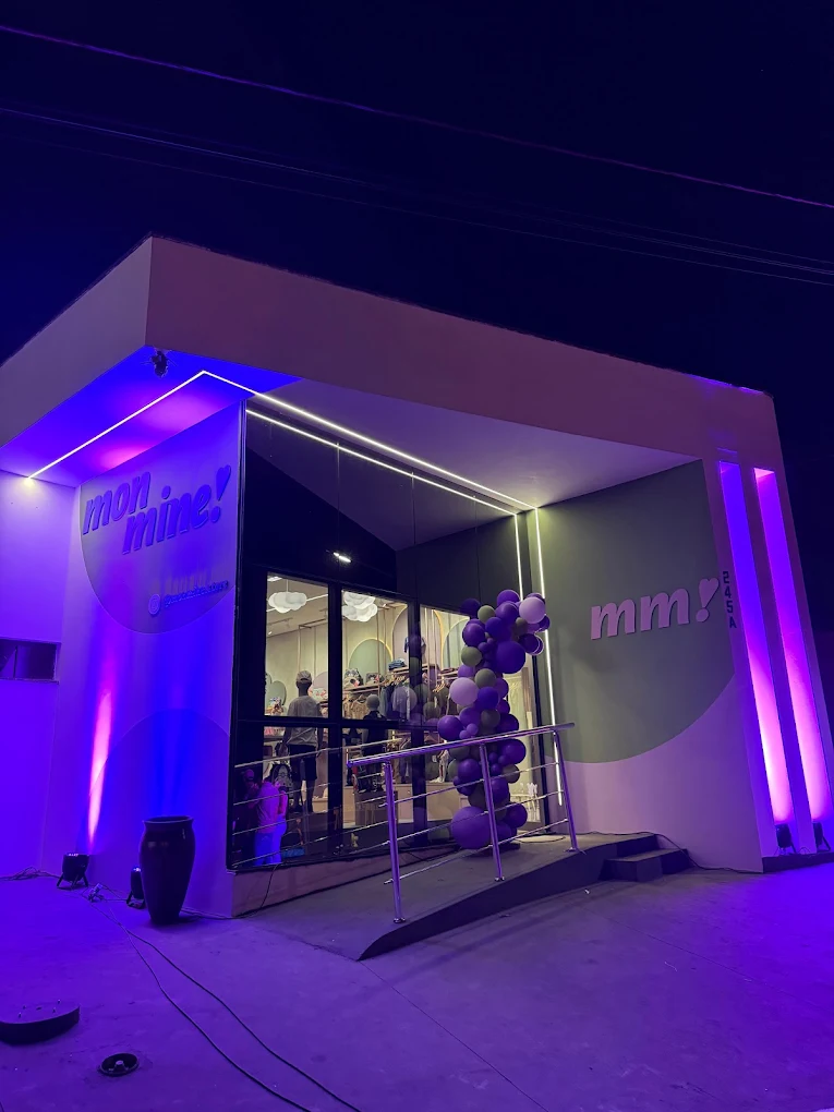 Fachada iluminada da loja Mon Mine! na noite de inauguração